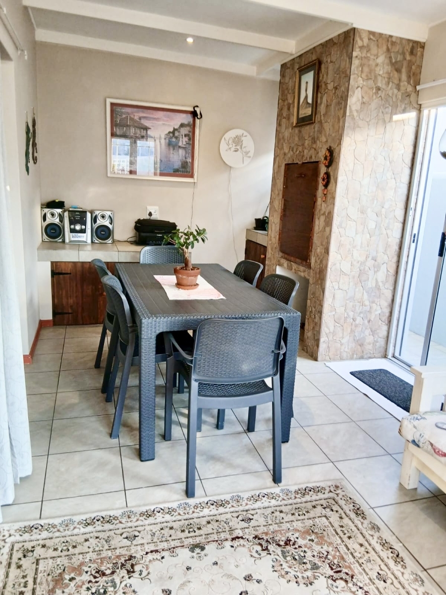 2 Bedroom Property for Sale in Sandbaai Western Cape